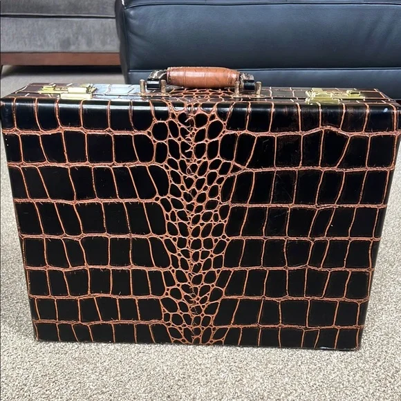 Elegant Black and Brown Crocodile Pattern Briefcase - Picture 4 of 16